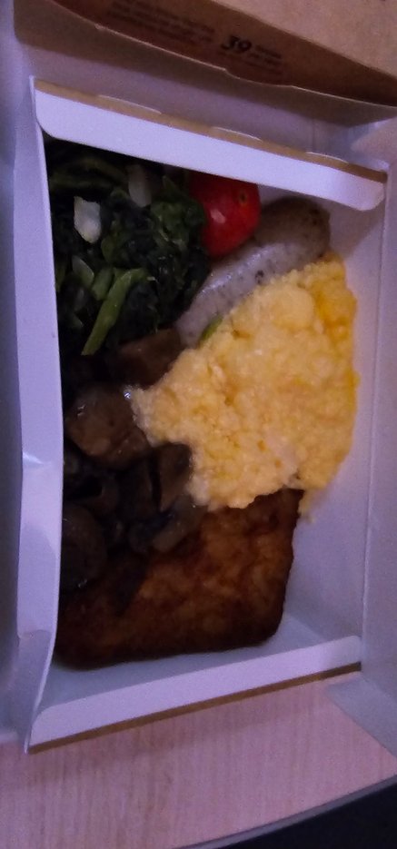Scrambled egg (nice enough, and moist); mushrooms; hash brown; chicken sausage and the obligatory dollop or two of spinach; tomato