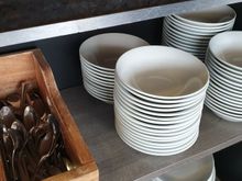 Dirty bowls by the dozen. Also the cuttlery rack is still the same one that gave me a splinter back in 2019 causing me to bleed (which I had promptly reported to them AND to kl)