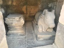 1 of the perwara temples has a statue of Nandi, the vehicke of Shiva