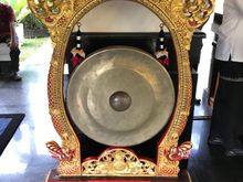 Welcome gong at the front entrance
