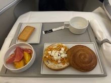 Puff pastry brioche with vegetable julienne and cheese