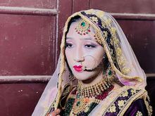 The bride is ready to leave. 