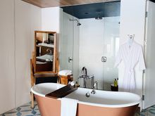 Thompson suite bathroom