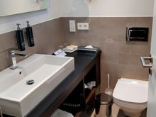 Bathroom and shower facilities in the Hilton Mainz 