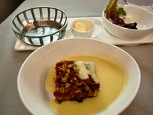 Now I have to say the apple oat crumble was delicious. It was up there with some of the nicest desserts I’ve had on a plane. If anything I wish it were bigger. 