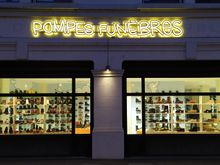 This fashionable shoe shop has a funny name, the equivalent of "funeral directors" in English 