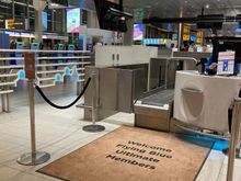 Ultimate gets the golden carpet : similair to Miss World, the pope and Goldfinger :)