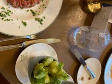 Beef tartar €36
Sucrine salad and french fries