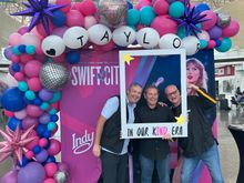 October, IND, Taylor Swift with some buddies. 