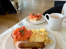 After the downgrade dance, it was wonderful to receive an invite to the Flounge from a fellow FTer. The sausage was fine ;)