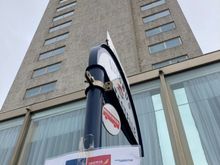 Infront of the hotel is a busstop for guests arriving by tourbus from the rivercruises but ...