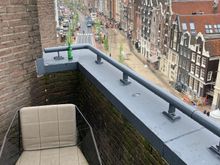 With views towards south : magna plaza + royal palace  (the beer wasn't mine but i desposed it outside right away :  we dont want history repeating Roman Law with the flower pot evictio : https://nl-m-wikipedia-org.translate.goog/wiki/Actio_de_deiectis_vel_effusis?_x_tr_sl=nl&_x_tr_tl=en&_x_tr_hl=en&_x_tr_pto=sc