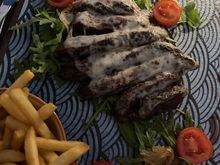 BEEF FLANK CONTAINS - DAIRY, SOYA, CELERY, SULPHITES, MUSTARD
Grilled beef tagliata served with rocket leaves, Tropea onion jam, provolone cheese and fresh cherry tomatoes
€28,5