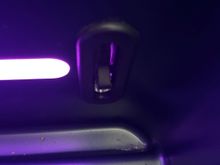 Lever to lift to release the tray table. (1A)