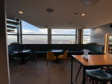 Looks quiet and cosy. I’m sure in the avo evening it probably gets filled but chairs spaced nicely, good view. Chuck your ANC headphones on and you’re good to go. 