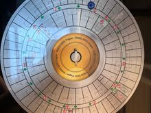 The round shape of the building allows for a round evacuation map that looks like a vinyl.