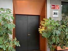 Street entrance: hotel guests can access the restaurant comfortably indoors via the lobby 