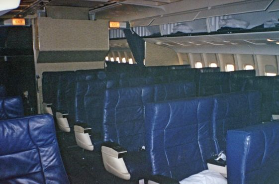 File:Interior-Design-Lockheed-L-1011-Tristar.jpg - Wikipedia