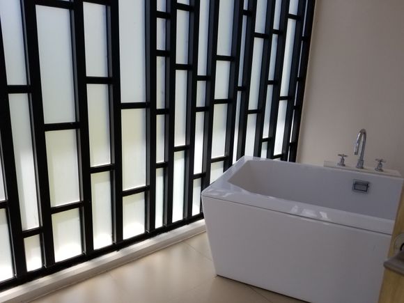 "Half outdoor" tub at Holiday Inn Resort Mai Khao