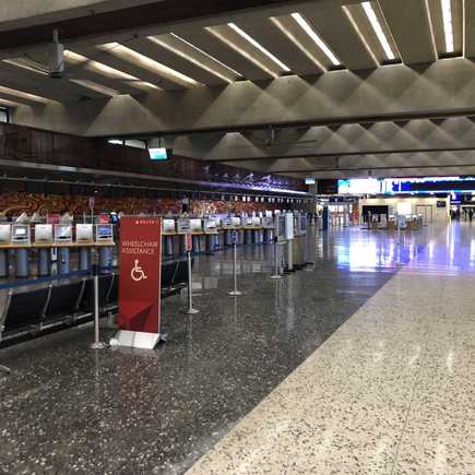Continuing my walk past Delta check-in.