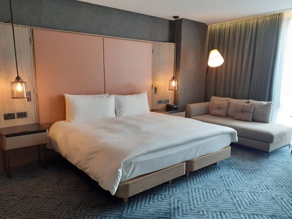 King Executive Bed ( Rm 758) Coutyard view. TV, table, minbar to the right, cupoboards and bathroom to left