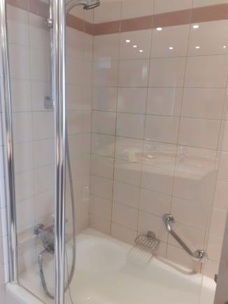 Bath/shower combo ( water pressure good)