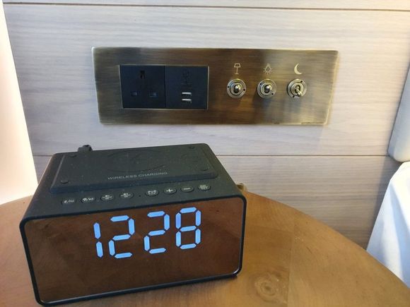 Wireless charging alarm clock