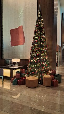 Christmas Tree on 28th floor (  main lobby floor ) of Conrad tokyo