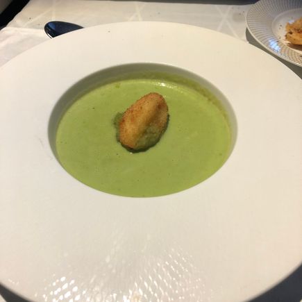 Caramelised pea soup with fried ricotta 