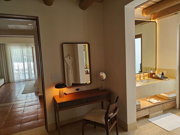 Main Bathroom/Vanity