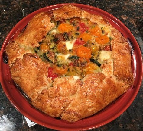 Cherry tomato, zucchini and mozzarella pie. 