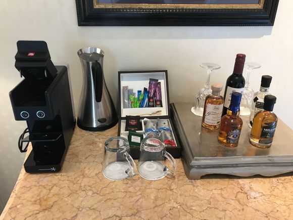 Coffee machine "Illy" and water kettle 