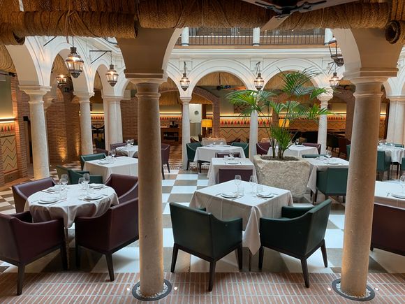 Courtyard & restaurant 
