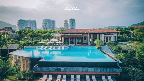 Grand Club exclusive pool