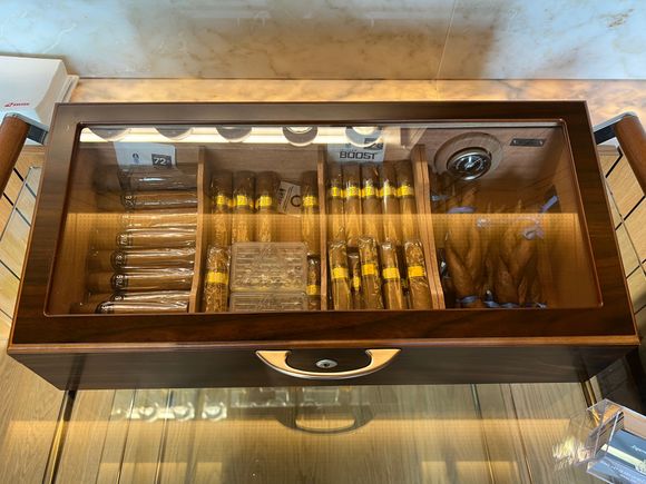 Complimentary Cigars in ZRH FCLA 👍

eat your heart out FCT FRA 😁