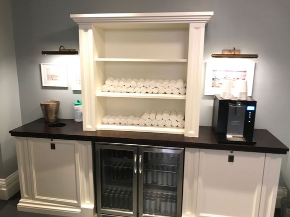 Area with drinks and towels