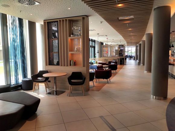 Holiday Inn Express Düsseldorf Hauptbahnhof Lobby