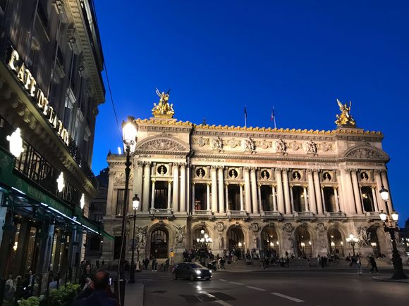Amazing nightview on the Palais Garnièr