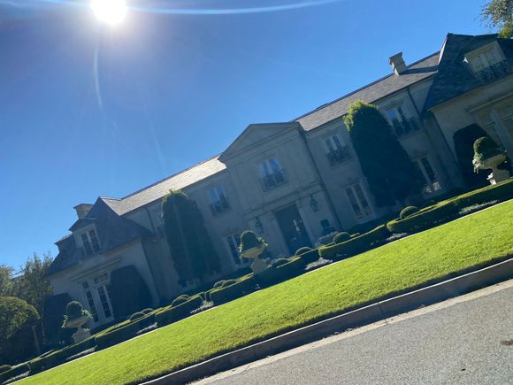 CrAzy houses in this neighbourhood 