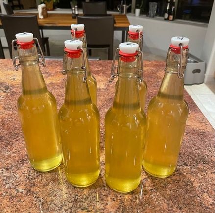 I have in front of me my just bottled homemade limoncello. 