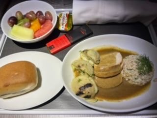 The light meal was really excellent: chicken with tangerine vinaigrette and truffle, couscous salad and grilled artichokes. Fruits and Valrhona chocolate bar