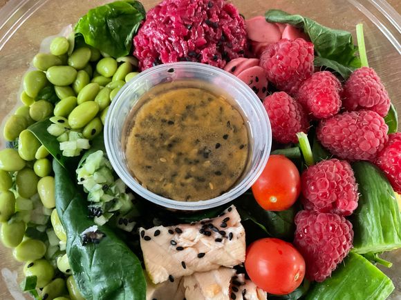 From the Dutch supermarket conglomo Albert Heijn : a ready meal poké bowl : i know ... it pales to the orginal recipe of the pacific islands & Hawai