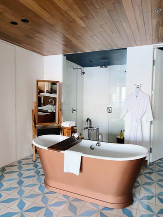 Thompson suite bathroom