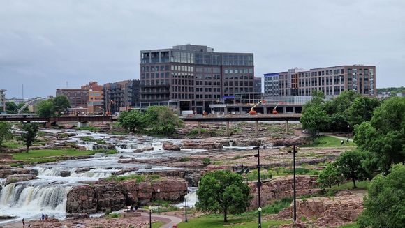 The Canopy by Hilton Sioux Falls Downtown (on the right) features a bar area that overlooks the waterfalls, although the view might not be as prominent from the side where you’ll spend most of your time. But it is just a short walk towards Falls Park.