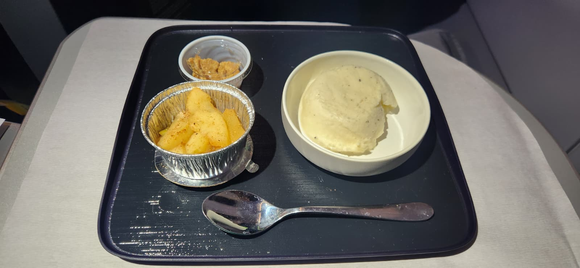 Vanilla gelato with accompaniments on the side. The apples were delish!
