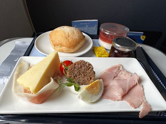 Very nice ham and cheese option this morning to EDI.  Olive roll was fresh and delicious - great crew, lovely day to be flying 