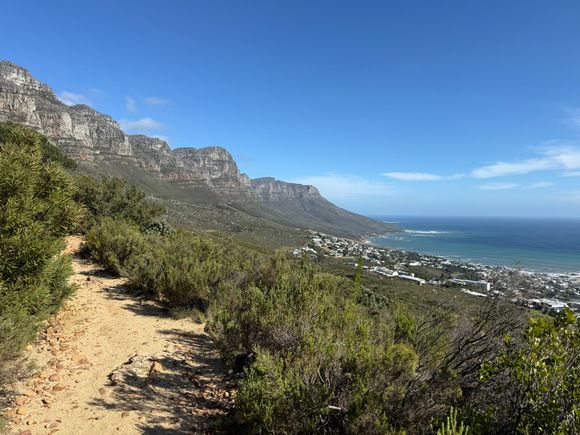 Pipe Trail on the slope of Table Mountain. Reminded me vaguely of NorCal, if you squint 😉.