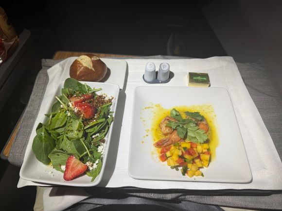 Shrimp starter with salad 