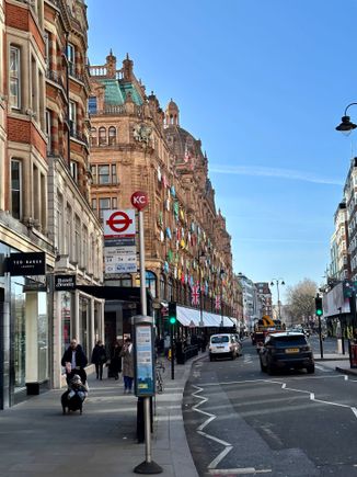 An early morning route by Harrods...