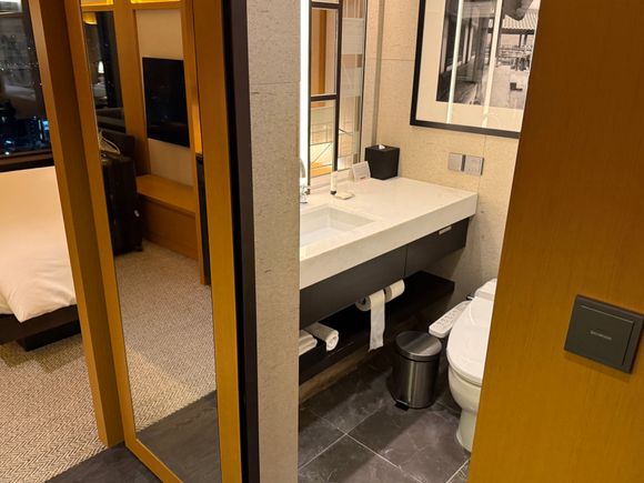 King bedroom bathroom